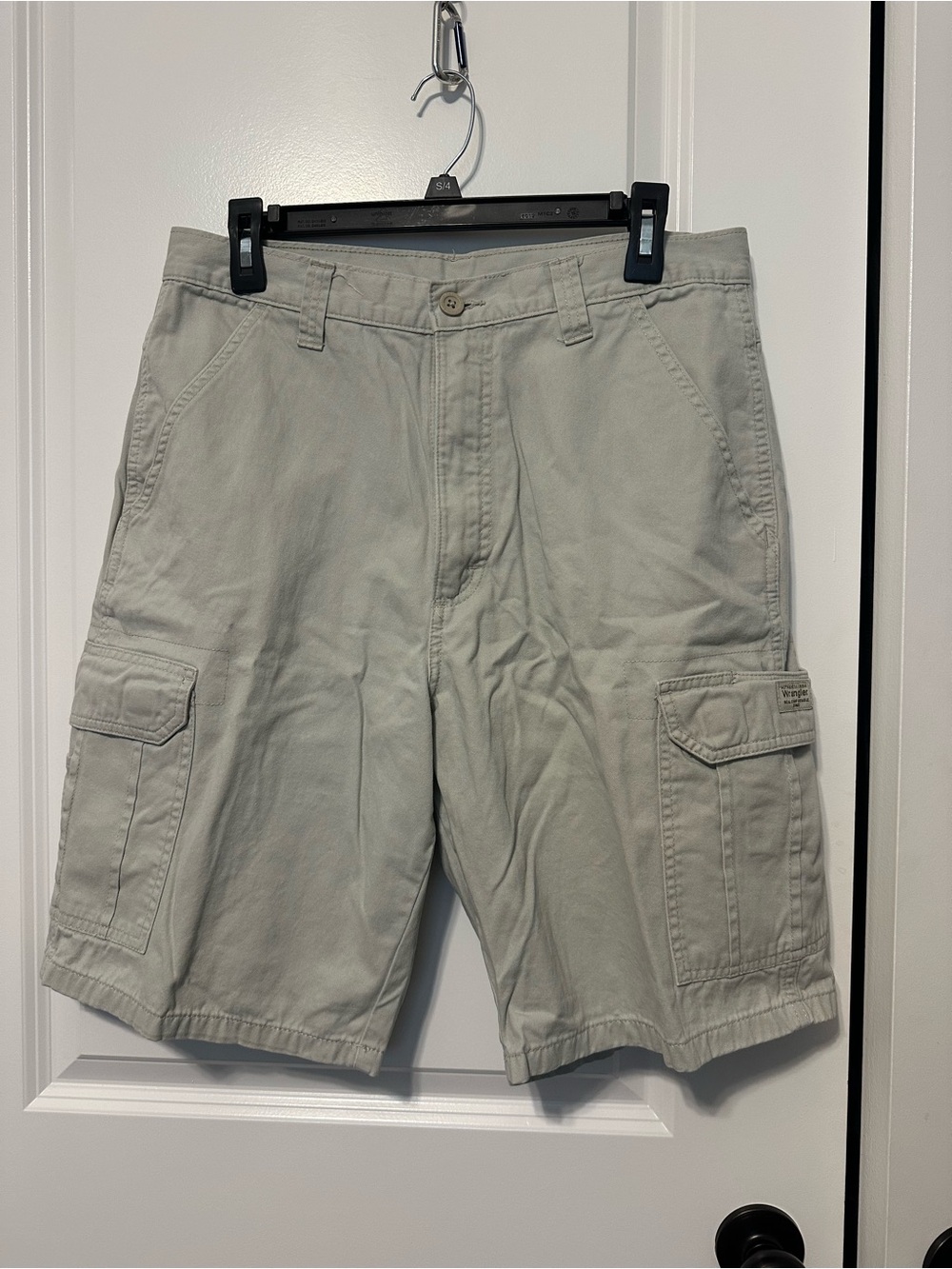 Men's Wrangler Cargo Shorts in Light Khaki size 32